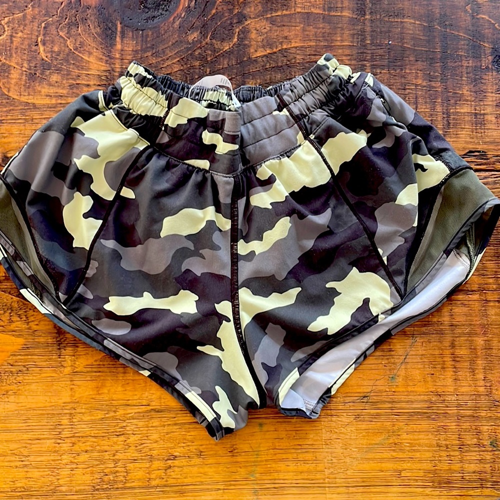 Lulu lemon hotty hot shorts size 4. 2 1/2 inch